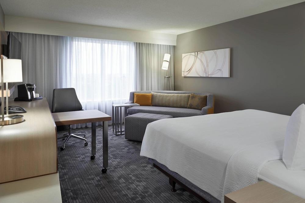 Courtyard by Marriott Toronto Airport Room Type - Room, 1 King Bed with Sofa bed