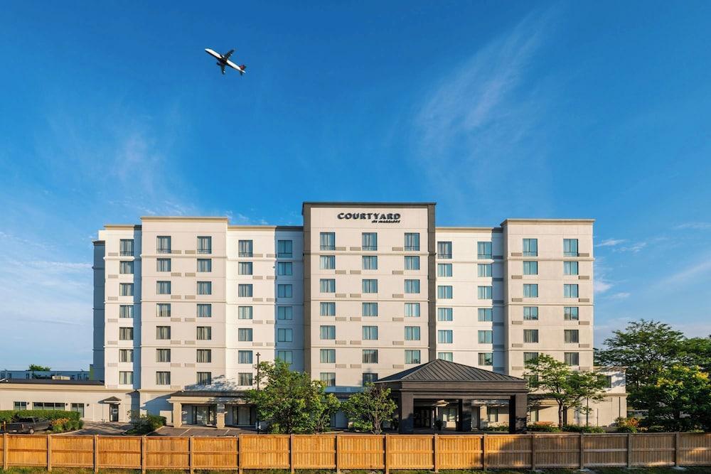 Courtyard by Marriott Toronto Airport - Tap to explore photos