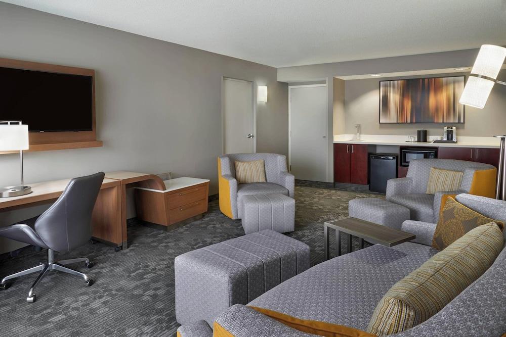 Courtyard by Marriott Toronto Airport Room Type - Suite, 1 King, Sofa bed
