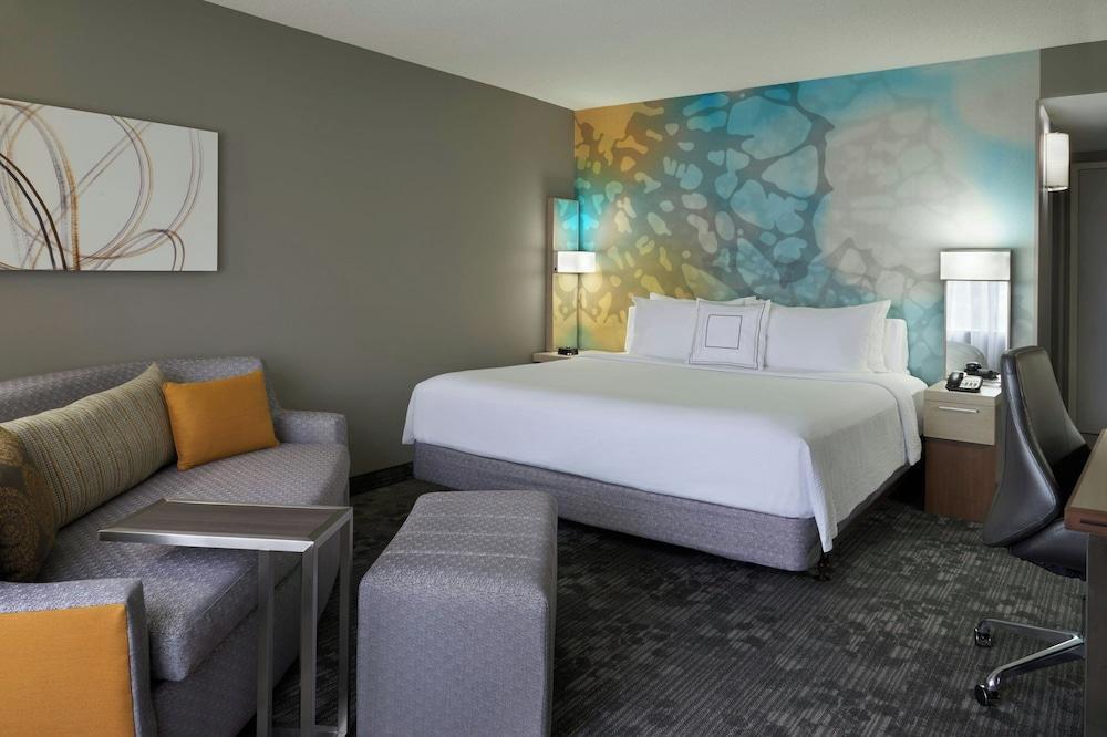 Courtyard by Marriott Toronto Airport - Tap to explore photos