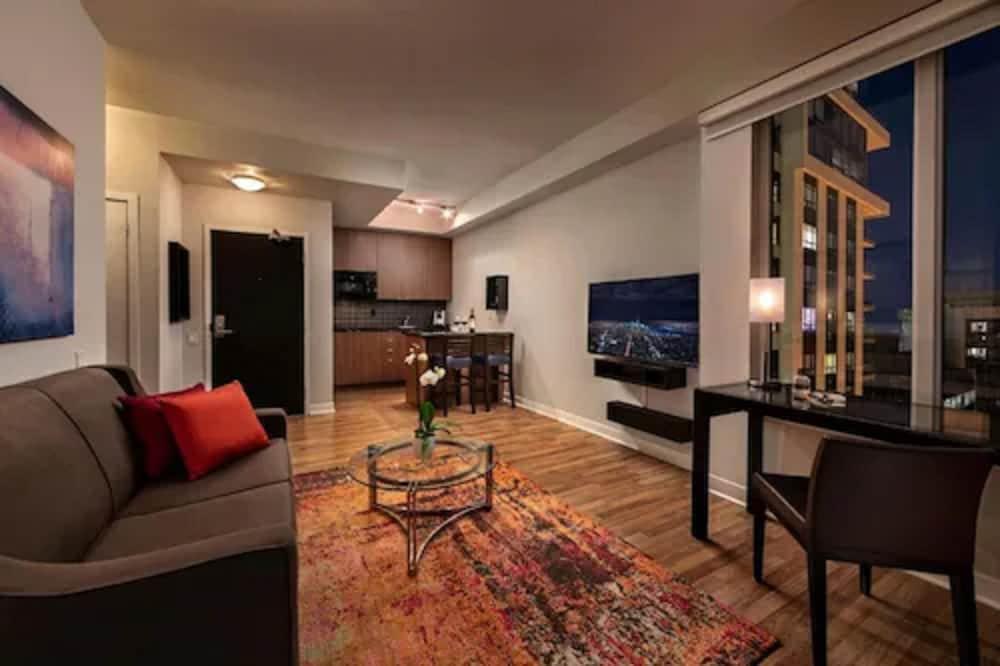 Executive Hotel Cosmopolitan Toronto Room Type - Family Suite, 1 Queen Bed with Sofa bed