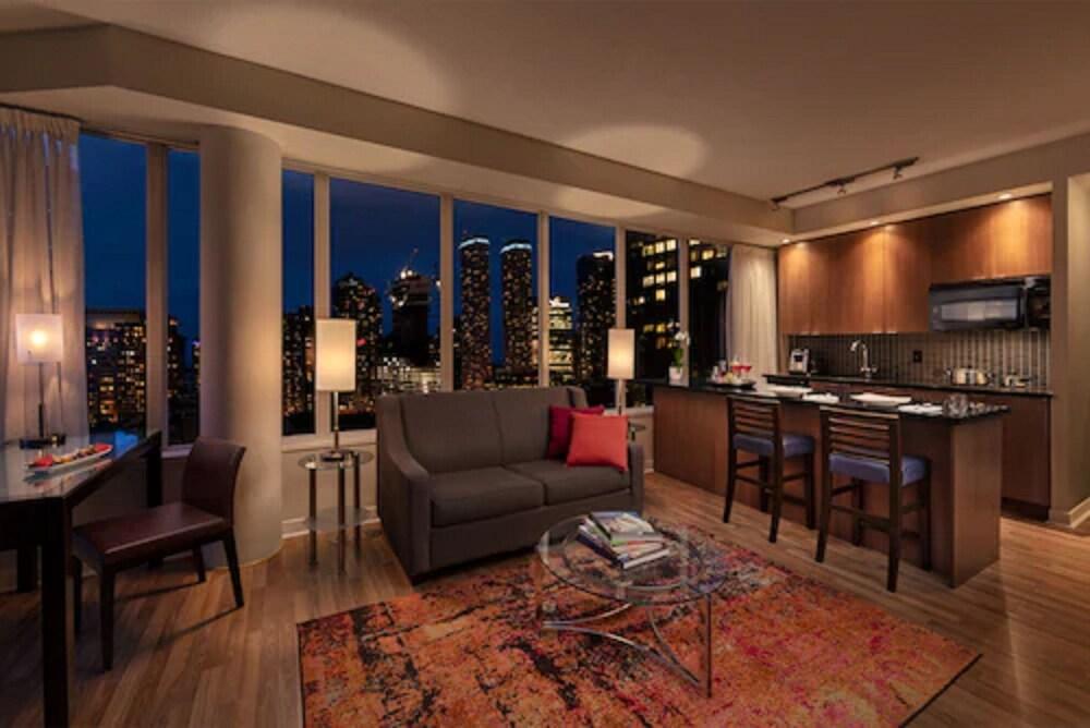 Executive Hotel Cosmopolitan Toronto Room Type - Executive View Suite