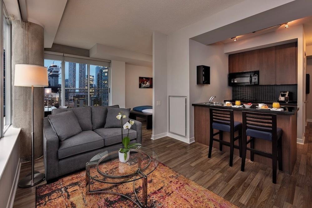 Executive Hotel Cosmopolitan Toronto Room Type - Junior, 1 Bedroom