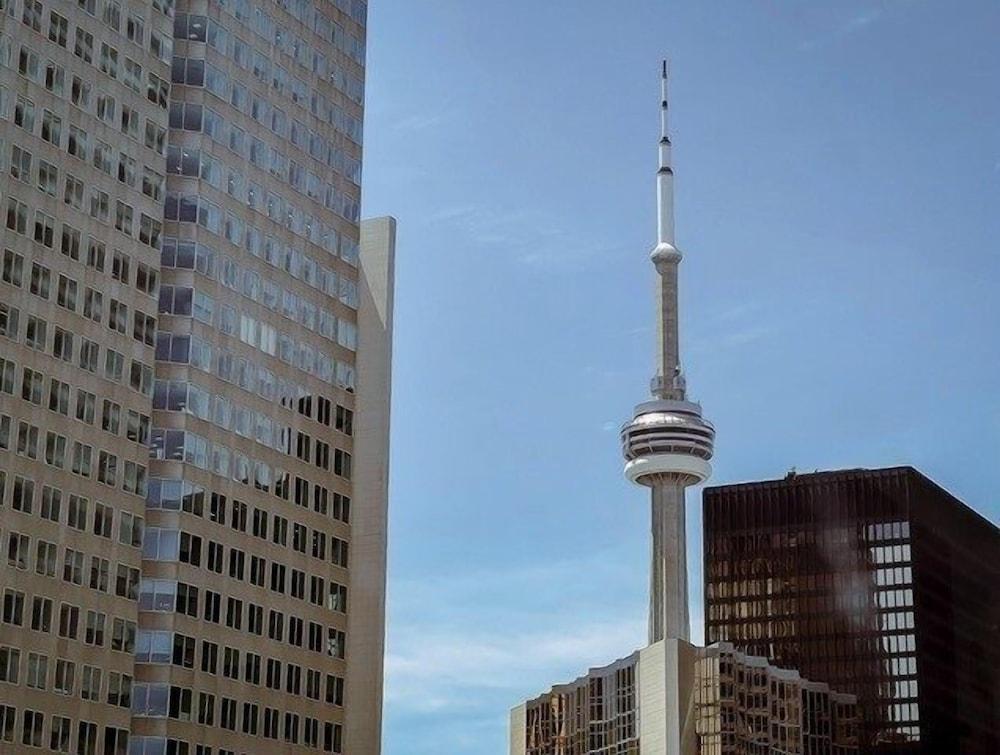 Executive Hotel Cosmopolitan Toronto Room Type - Junior Suite - CN Tower View Executive Hotel Cosmopolitan Toronto Room Type - Junior Suite - CN Tower View
