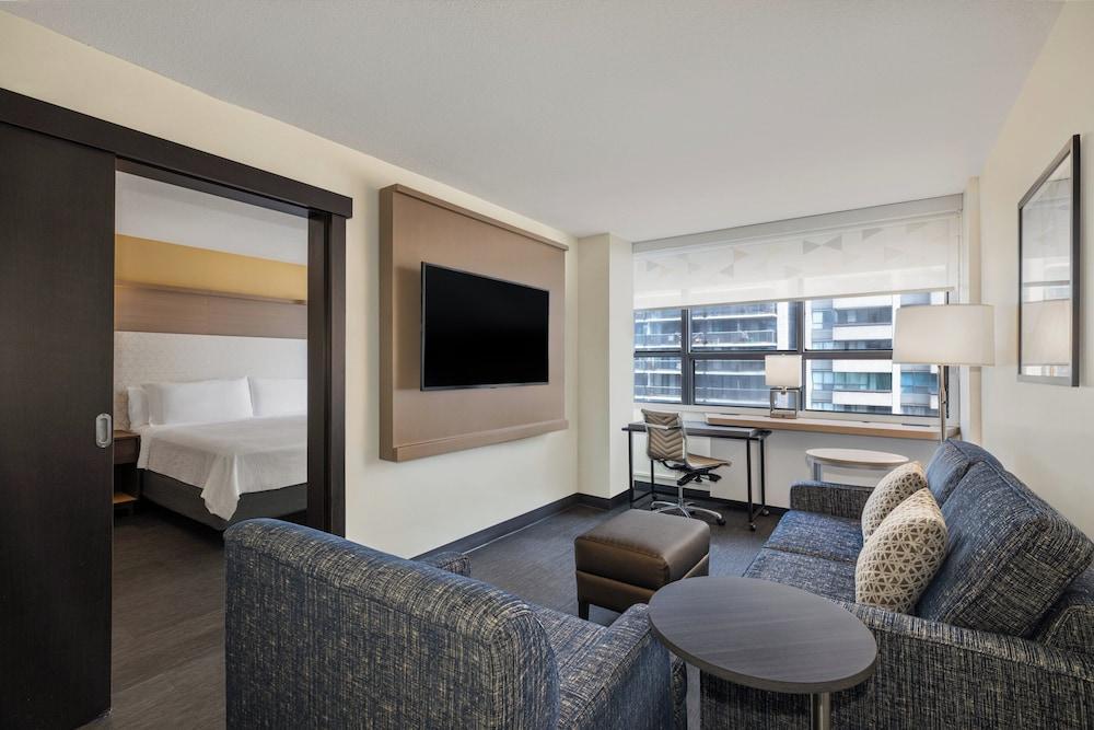 Holiday Inn TORONTO DOWNTOWN CENTRE Room Type - Suite, 1 King Bed, City View