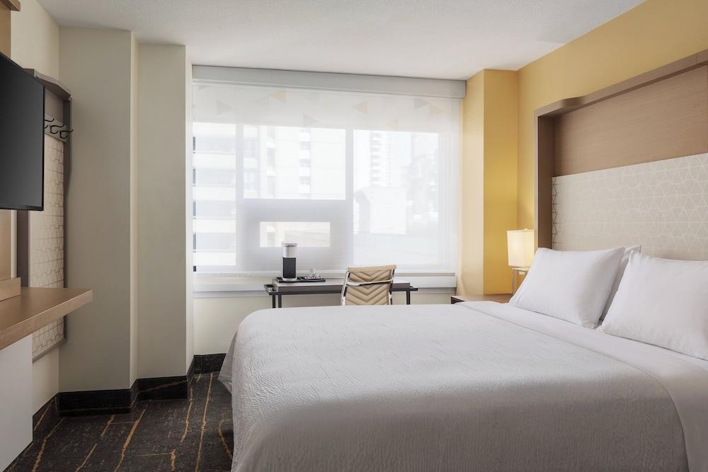 Holiday Inn TORONTO DOWNTOWN CENTRE - Tap to explore photos