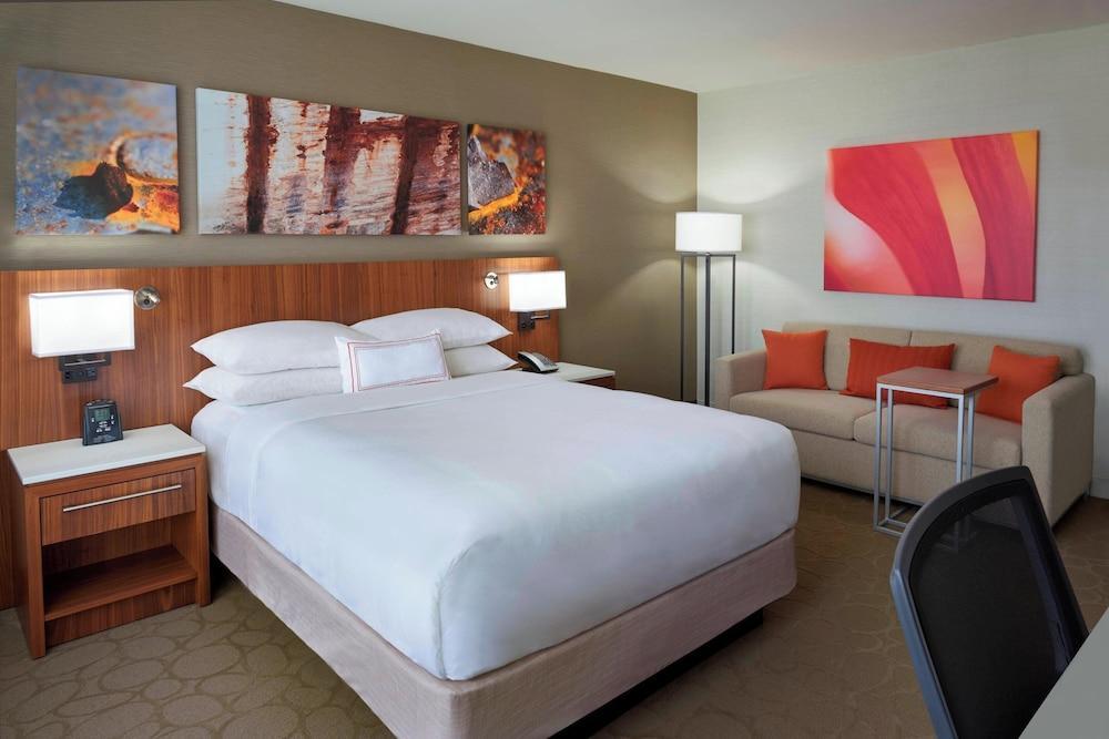 Delta Hotels by Marriott Toronto Airport & Conference Centre - Tap to explore photos