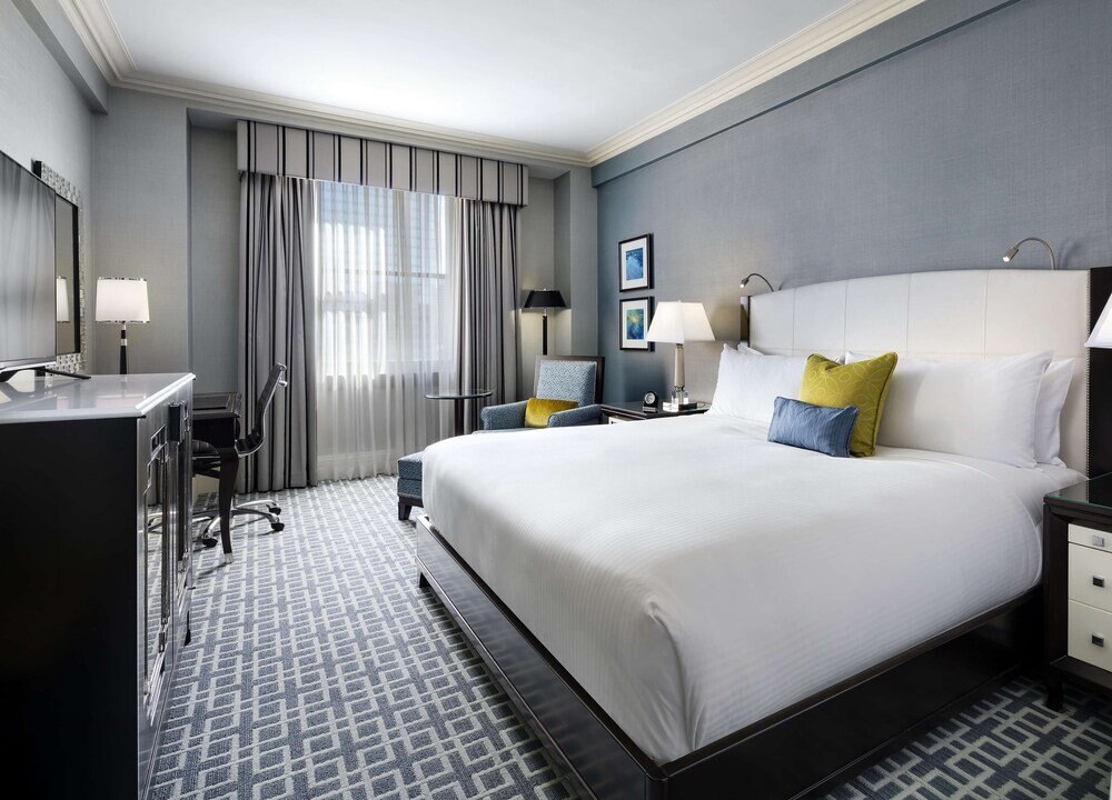 Fairmont Royal York Room Type - Luxury Room, 1 King Bed, Non Smoking