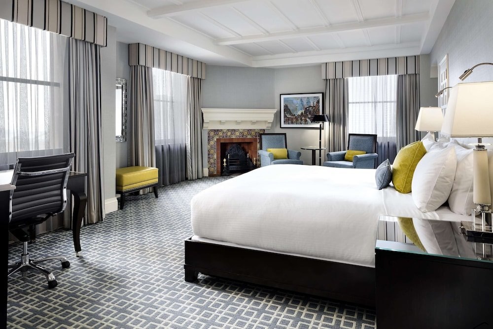 Fairmont Royal York Room Type - Signature Room, 1 King Bed, Non Smoking