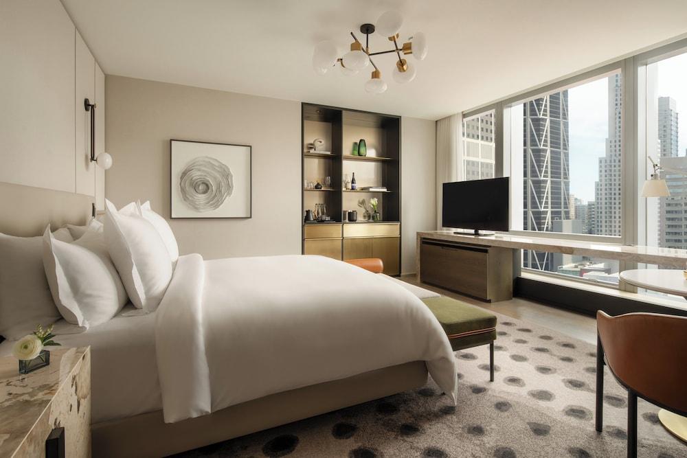 Four Seasons Hotel Toronto Room Type - Premier Room, 1 King Bed, Accessible
