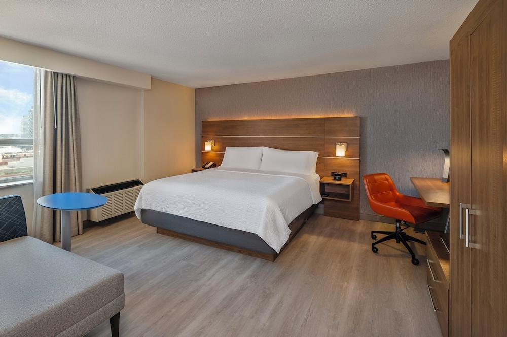 Holiday Inn Express Toronto - Downtown Room Type - 1 King Bed Standard Extra Floor Space