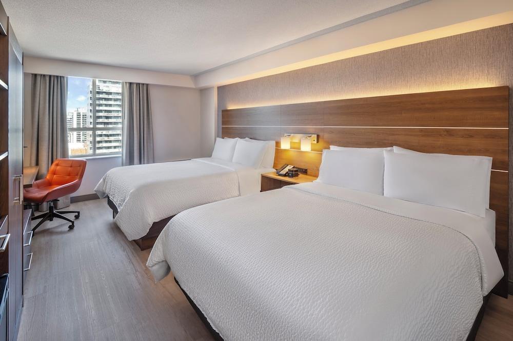Holiday Inn Express Toronto - Downtown Room Type - 2 Queen Beds Standard