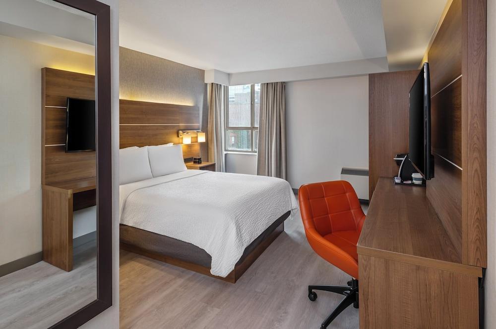 Holiday Inn Express Toronto - Downtown Room Type - Standard Room, 1 King Bed, Hearing Accessible (Roll-In Shower)