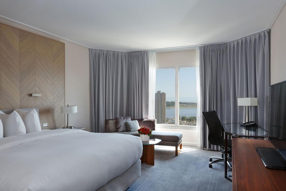 InterContinental TORONTO CENTRE Room Type - Premium Room, 1 King Bed (Lake Ontario View, High Floor) InterContinental TORONTO CENTRE Room Type - Premium Room, 1 King Bed (Lake Ontario View, High Floor)