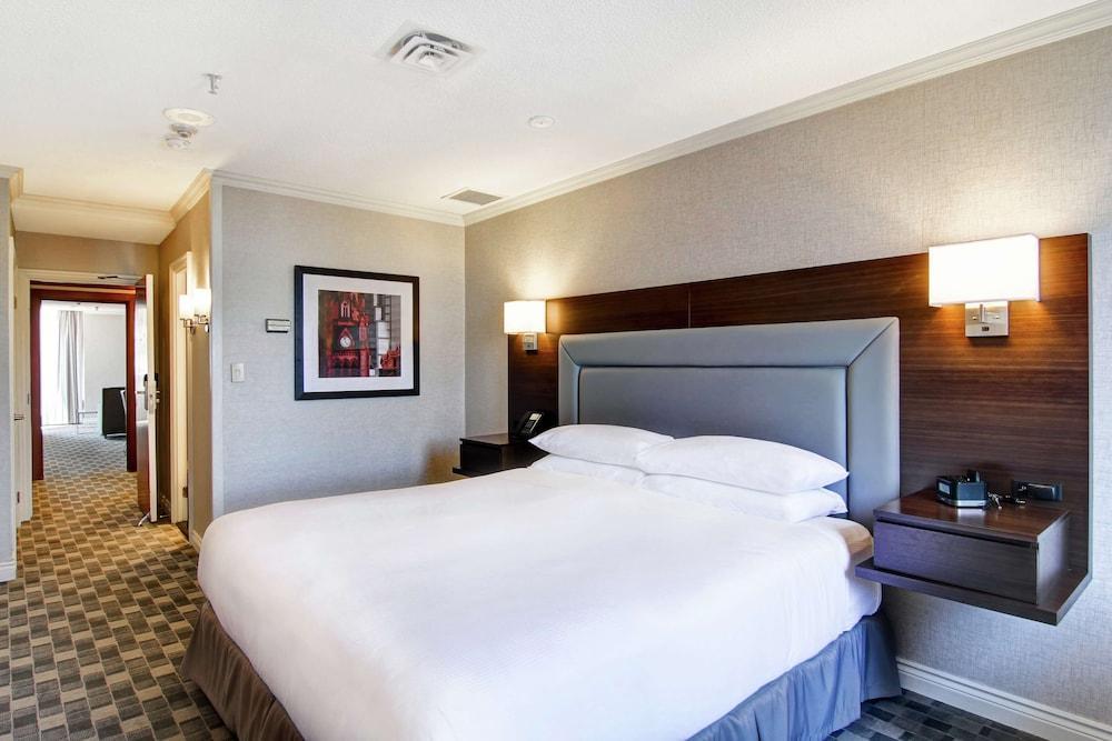 DoubleTree by Hilton Hotel Toronto Downtown - Tap to explore photos