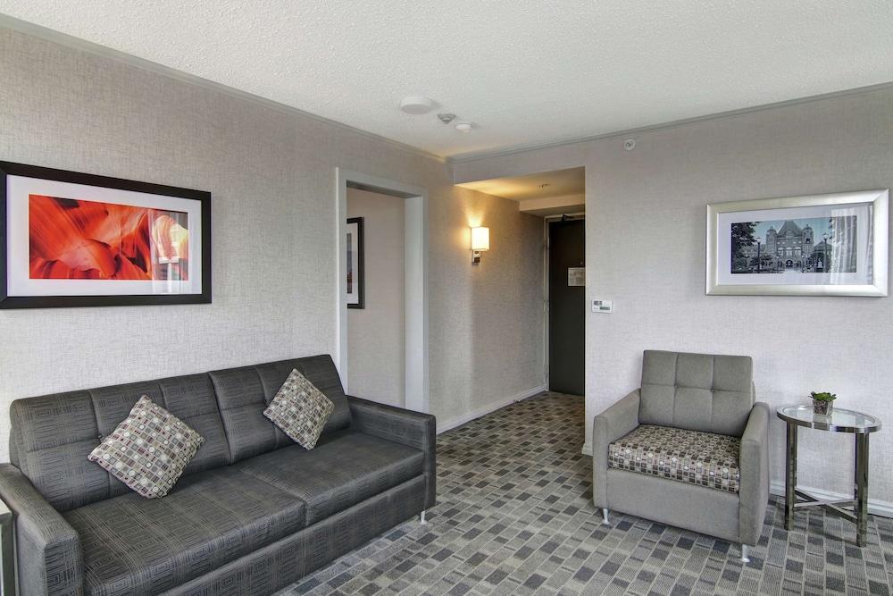 DoubleTree by Hilton Hotel Toronto Downtown Room Type - Suite, 1 King Bed with Sofa bed