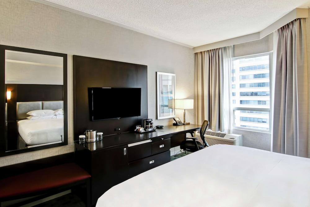 DoubleTree by Hilton Hotel Toronto Downtown Room Type - 1 QUEEN BEDS ROOM