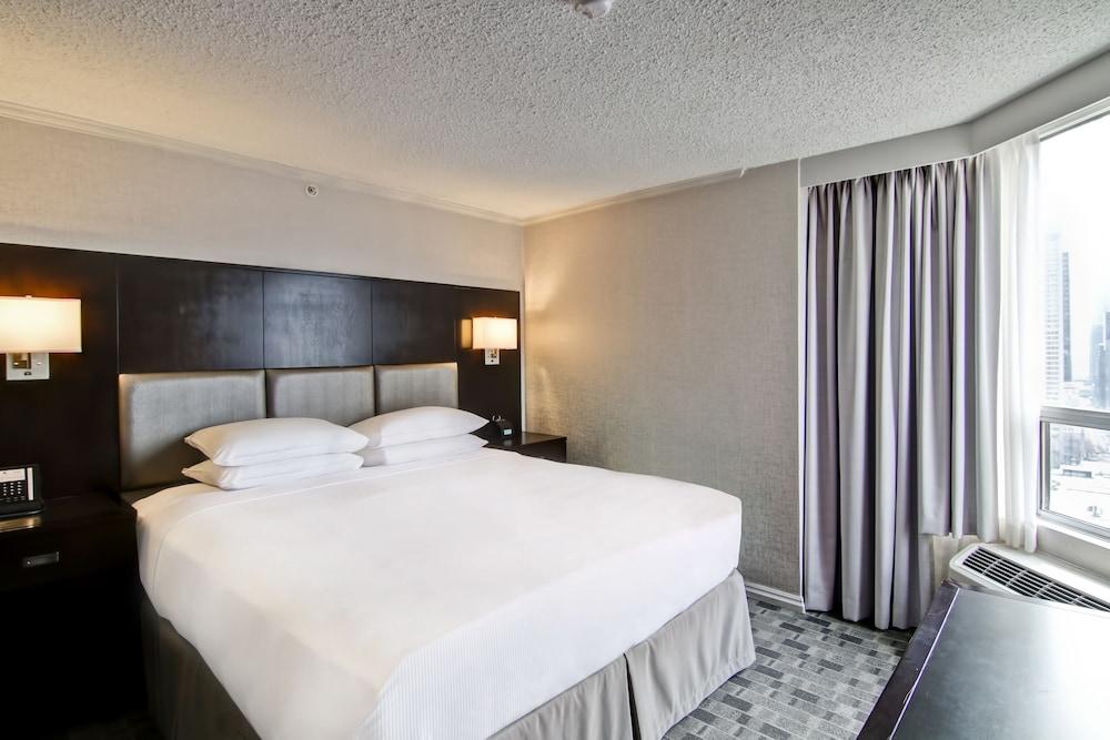 DoubleTree by Hilton Hotel Toronto Downtown - Tap to explore photos