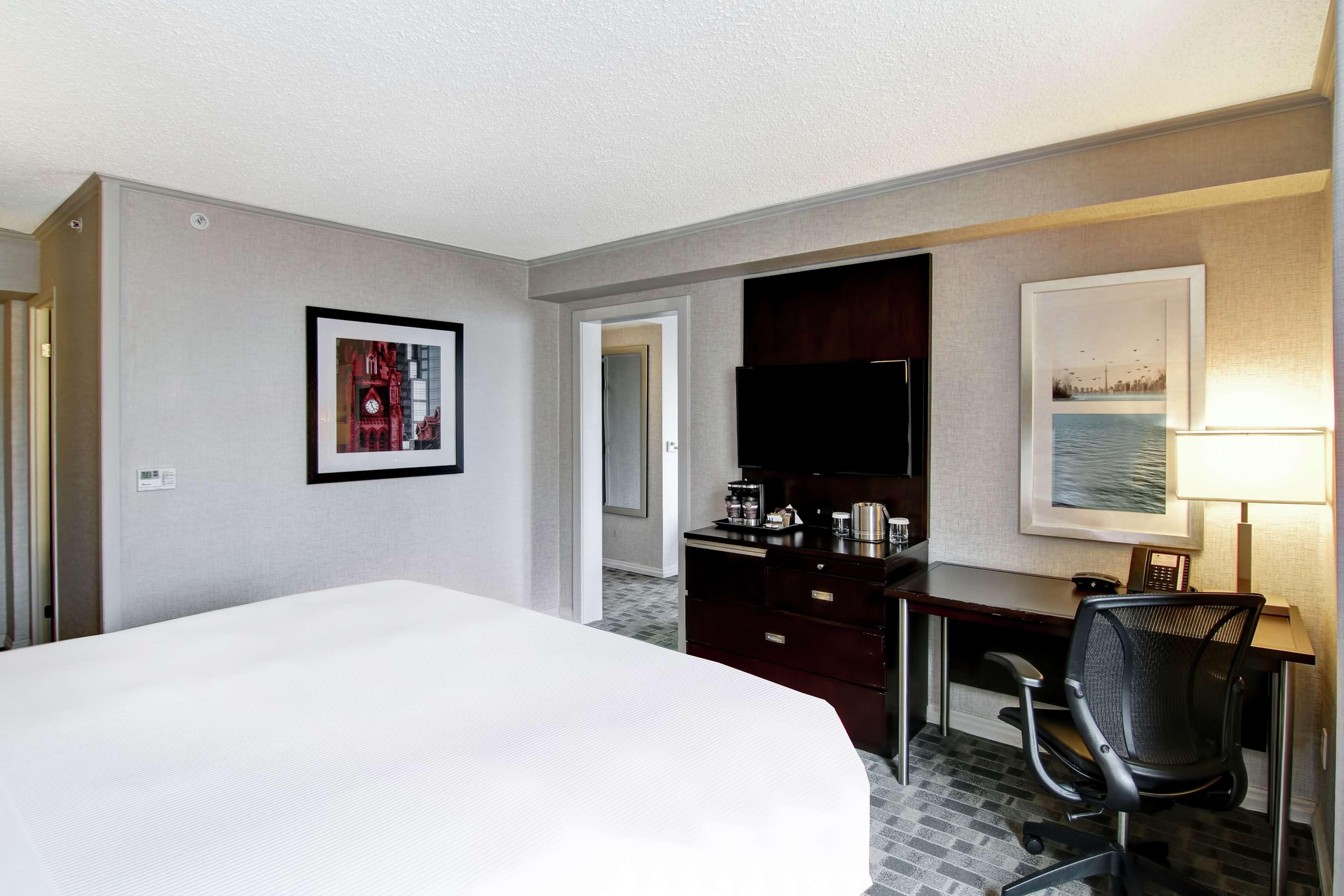 DoubleTree by Hilton Hotel Toronto Downtown Room Type - 1KING 2 RM SUITE W SOFABED