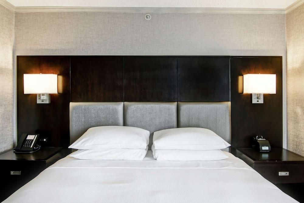 DoubleTree by Hilton Hotel Toronto Downtown Room Type - Deluxe Suite, 1 King Bed, Non Smoking, Kitchen