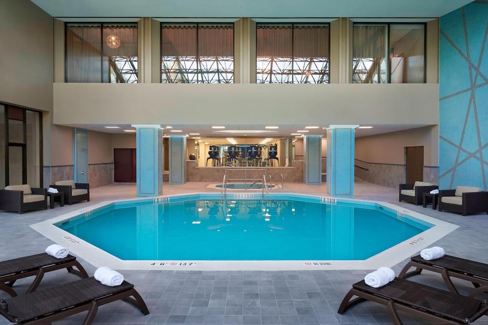 Toronto Airport Marriott Hotel - Tap to explore photos