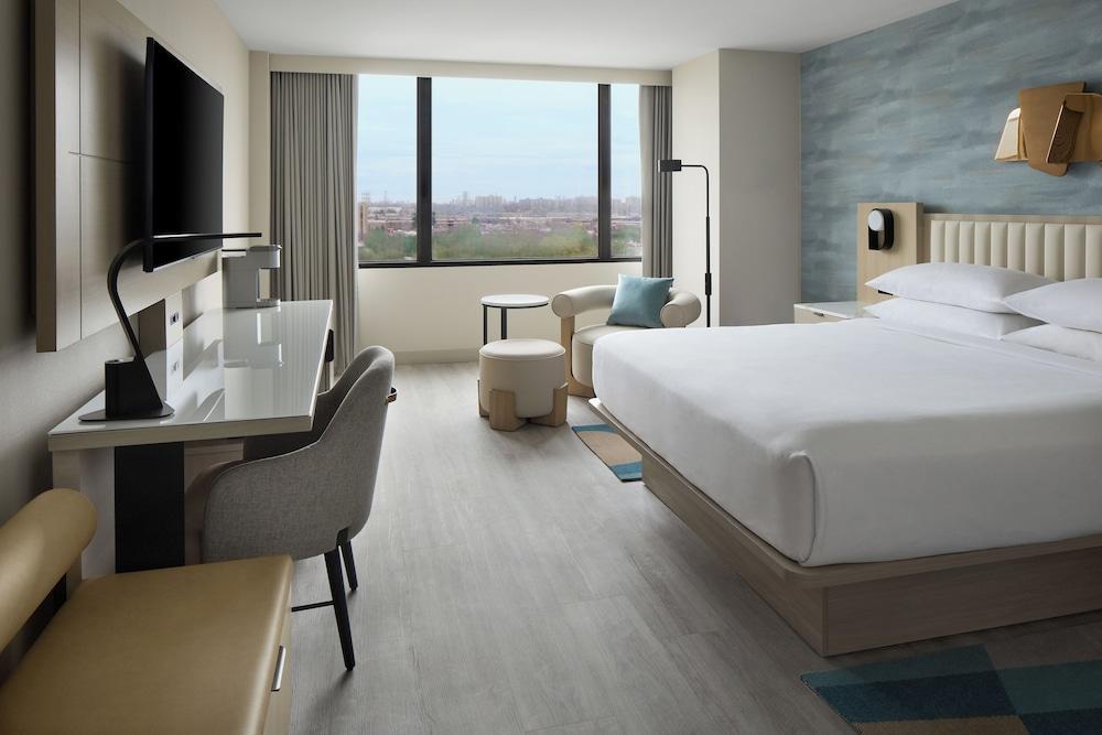 Toronto Airport Marriott Hotel Room Type - Club Room, 1 King Bed