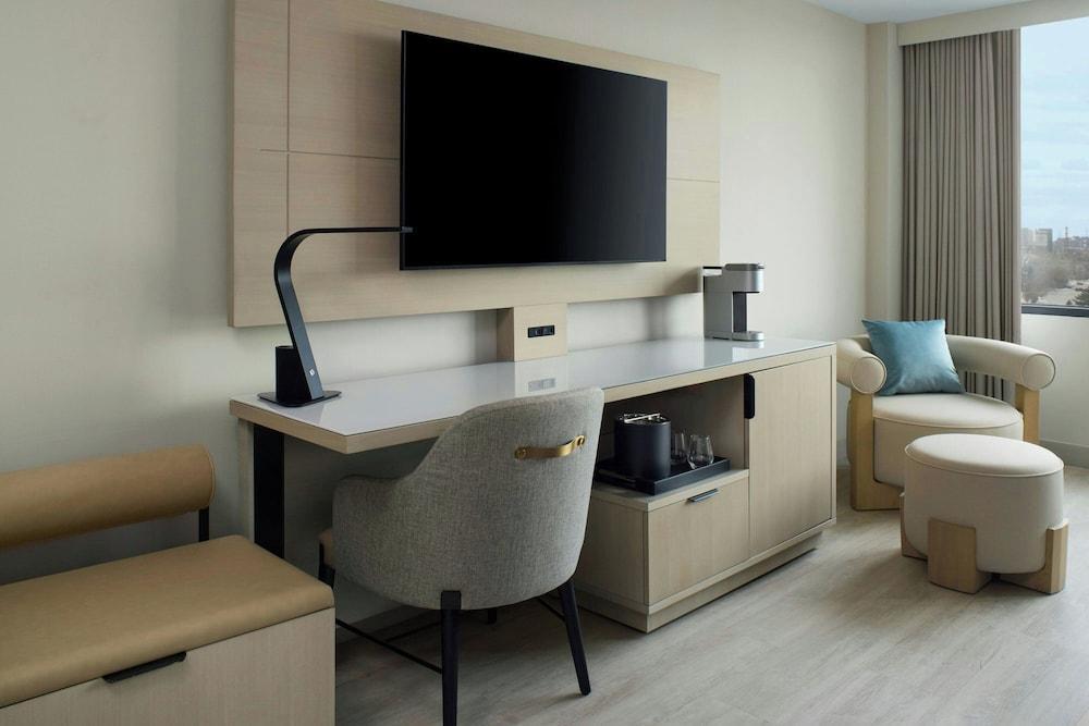 Toronto Airport Marriott Hotel Room Type - Room, 1 King Bed