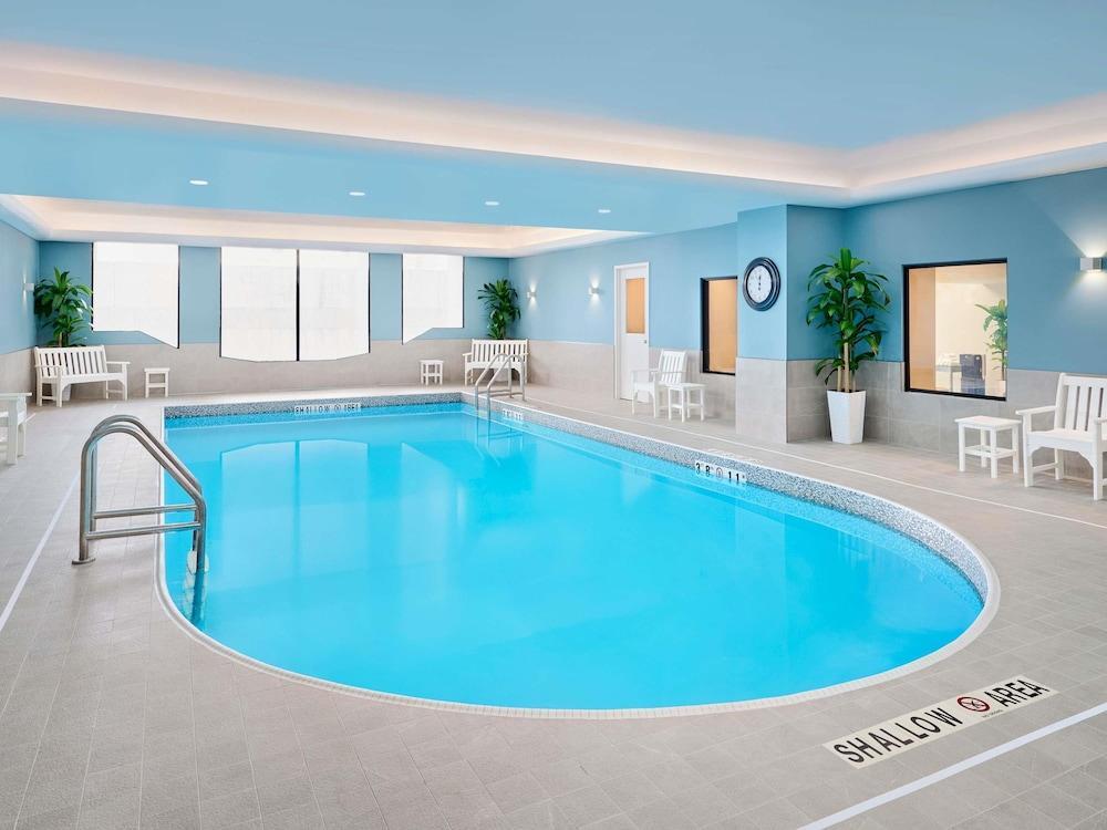 Novotel Toronto North York - Tap to explore photos