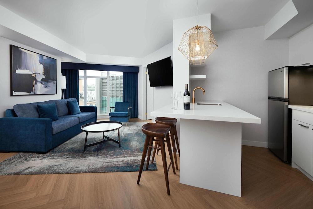 Pantages Hotel Downtown Toronto Room Type - Deluxe Suite, 1 Queen Bed with Sofa bed