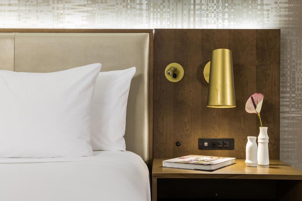 Crowne Plaza TORONTO AIRPORT Room Type - Standard Room