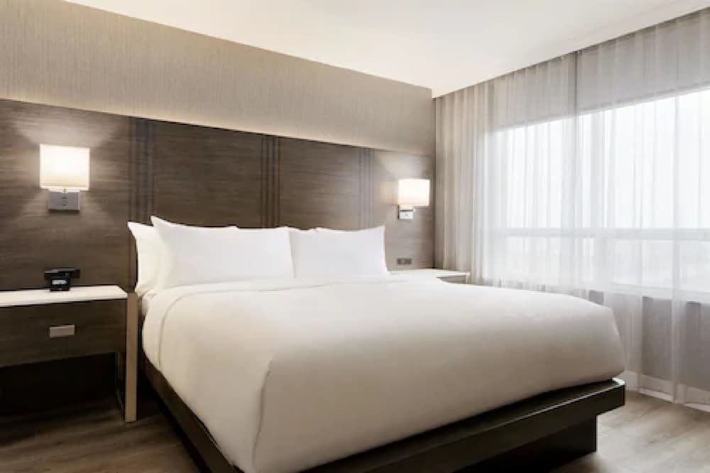 Embassy Suites by Hilton Toronto Airport - Tap to explore photos