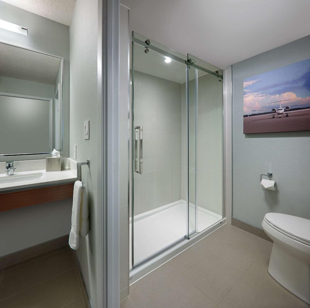 Radisson Suite Hotel - Toronto Airport - Tap to explore photos