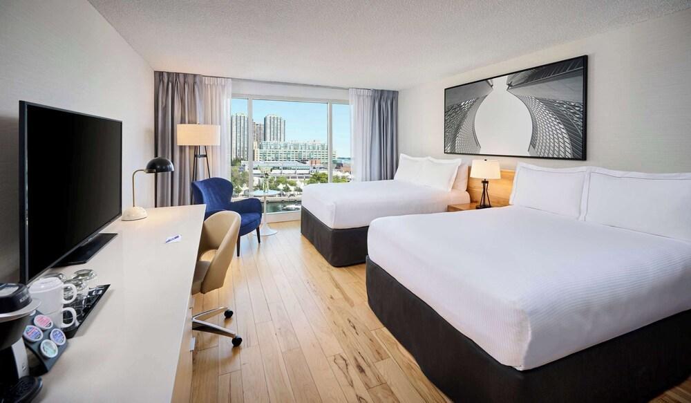 Radisson Blu Toronto Downtown Room Type - Premium Room, 2 Queen Beds, Non Smoking