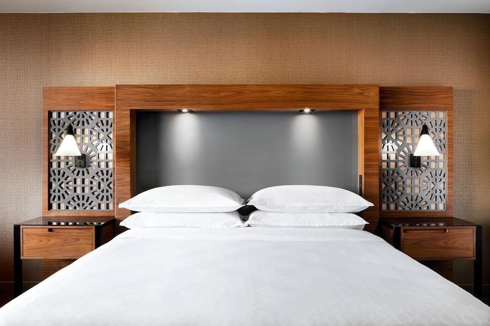 Sheraton Toronto Airport Hotel & Conference Centre Room Type - Traditional Room, 2 Queen Beds