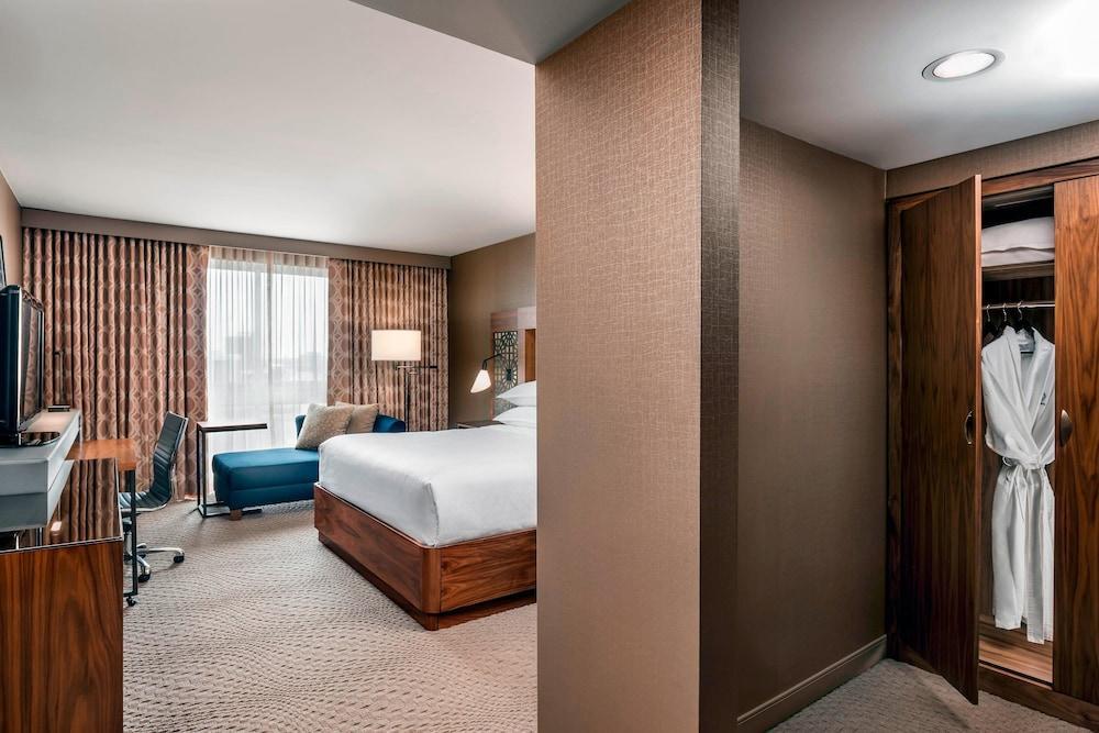 Sheraton Toronto Airport Hotel & Conference Centre - Tap to explore photos