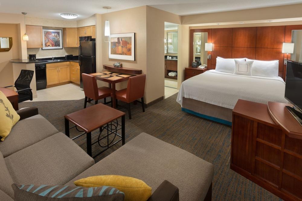 Residence Inn by Marriott Toronto Downtown / Entertainment District Room Type - Studio, 1 King Bed with Sofa bed