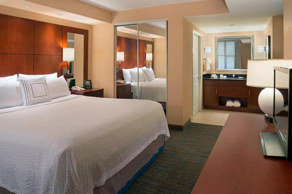 Residence Inn by Marriott Toronto Downtown / Entertainment District Room Type - Suite, 2 Bedrooms