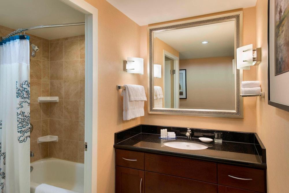Residence Inn by Marriott Toronto Downtown / Entertainment District - Tap to explore photos