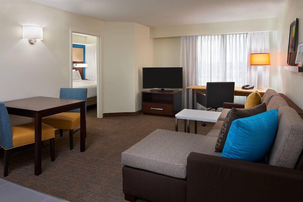 Residence Inn by Marriott Toronto Airport Room Type - Suite, 1 Bedroom, Roll-in Shower