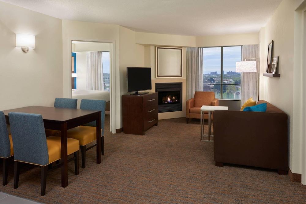Residence Inn by Marriott Toronto Airport Room Type - Suite, 2 Bedrooms, Mobility Accessible, Bathtub (Roll-in Shower)