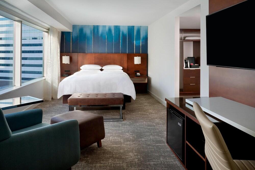 Toronto Marriott City Centre Hotel Room Type - Room, 1 Queen Bed