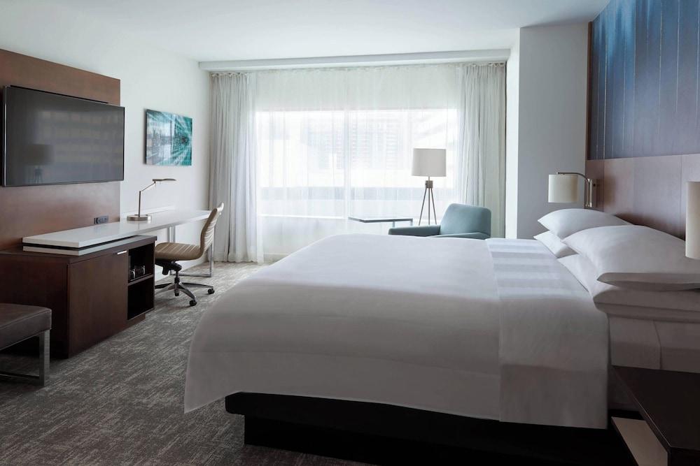 Toronto Marriott City Centre Hotel Room Type - Room, 1 King Bed