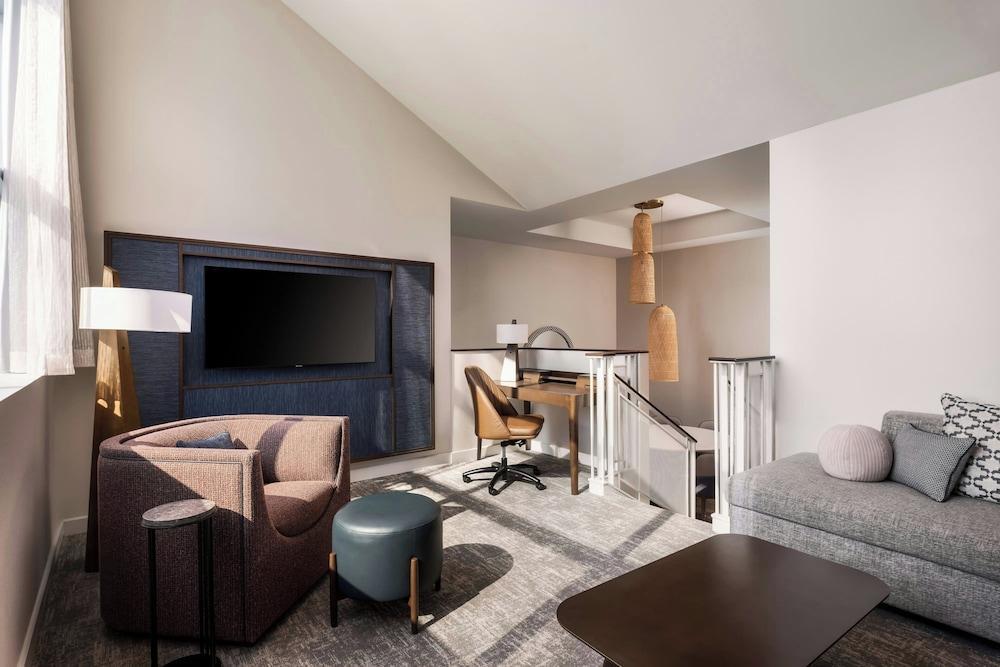 Toronto Marriott City Centre Hotel Room Type - Deluxe Suite, 1 Bedroom