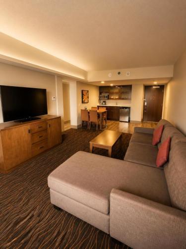 DoubleTree by Hilton Toronto Airport - Tap to explore photos
