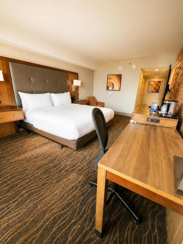 DoubleTree by Hilton Toronto Airport - Tap to explore photos