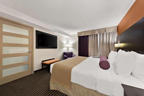 Best Western Plus Toronto North York Hotel & Suites - Tap to explore photos