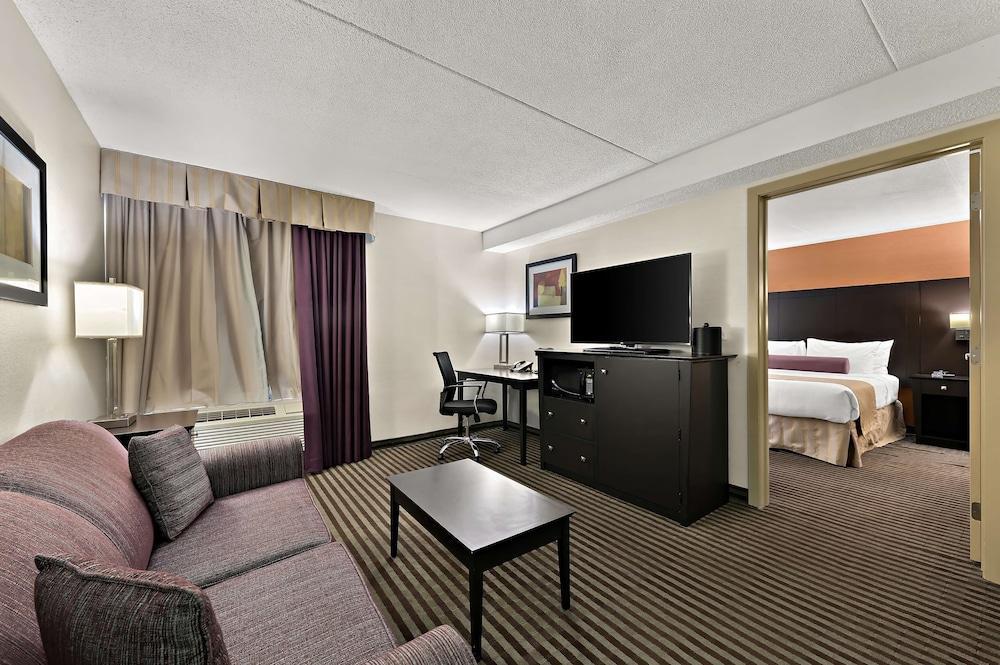 Best Western Plus Toronto North York Hotel & Suites Room Type - Suite, 1 King Bed, Non Smoking, Jetted Tub (1st Floor;with Sofabed)