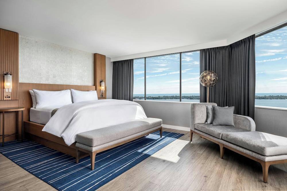 The Westin Harbour Castle, Toronto Room Type - Luxury Studio Suite, 1 King Bed, Corner