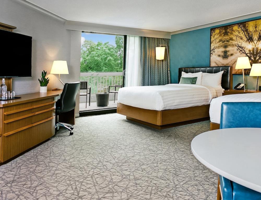 Pan Pacific Toronto Room Type - Premium Room, 2 Queen Beds (Ravine View, Living Area) Pan Pacific Toronto Room Type - Premium Room, 2 Queen Beds (Ravine View, Living Area)