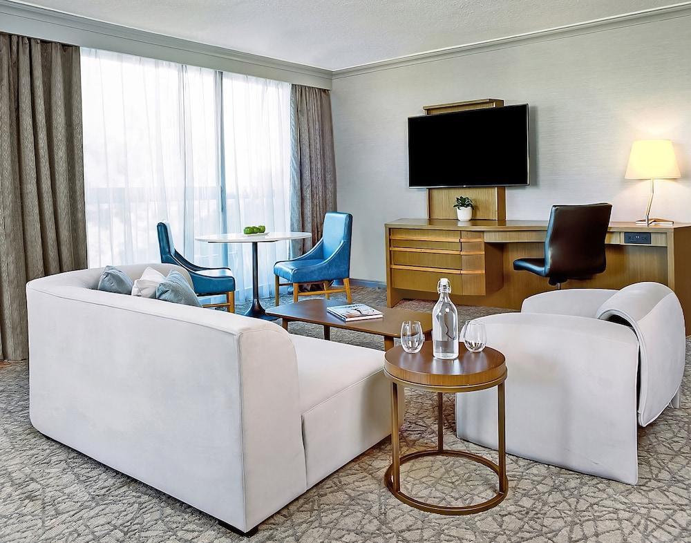 Crowne Plaza Toronto North York by IHG Room Type - Junior Suite King
